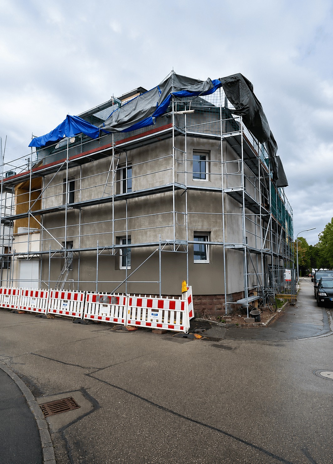 Fassade während der Putzsanierung